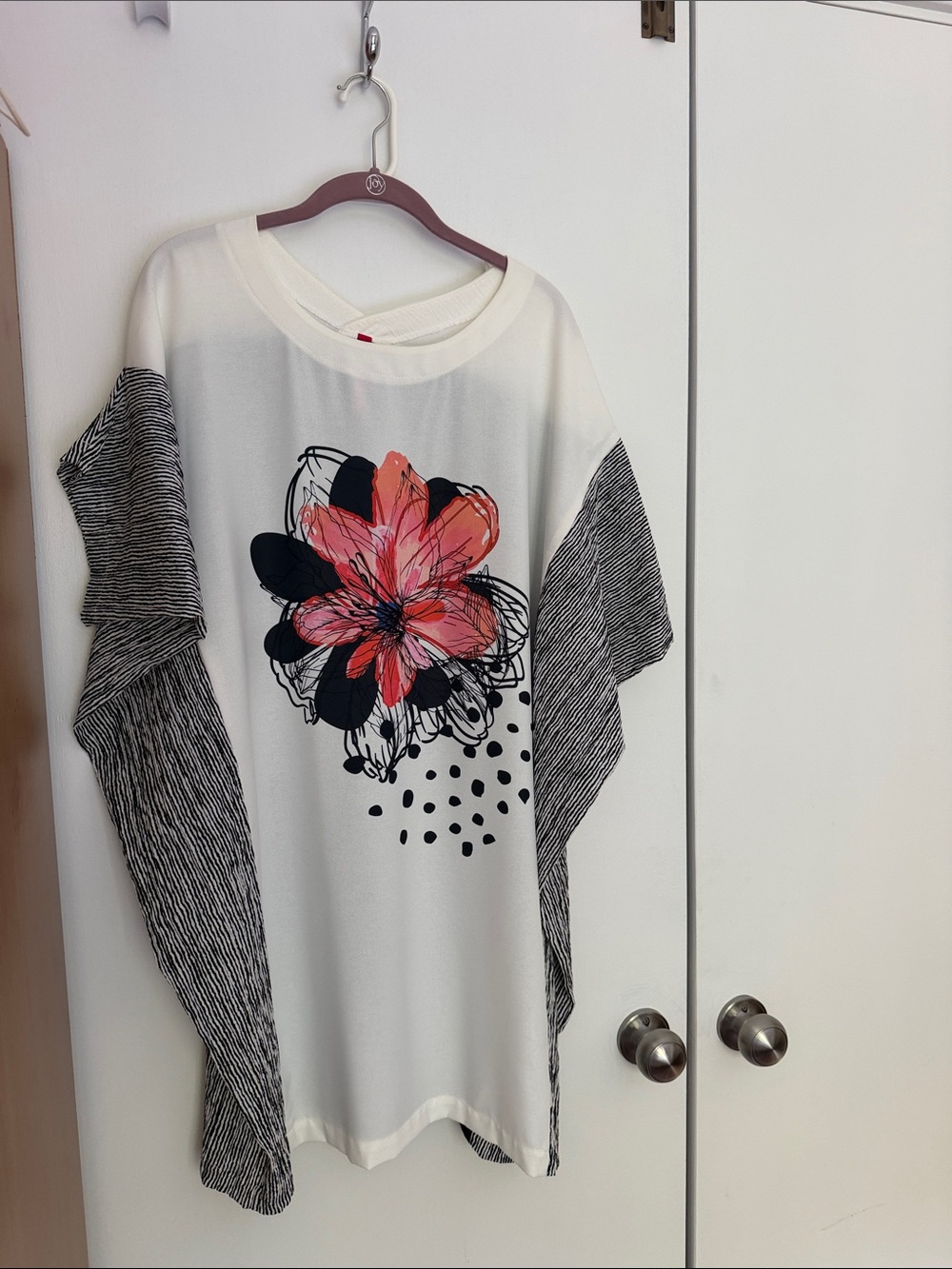 IC Collection, Medium Women's White Floral Graphic Tunic Top with Black Striped!